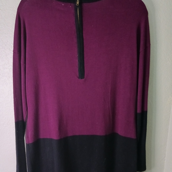 OneA sweater/shirt long-sleeved top. - Picture 2 of 3